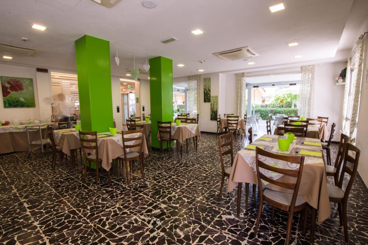 Hotel Nuova Riccione Esterno foto